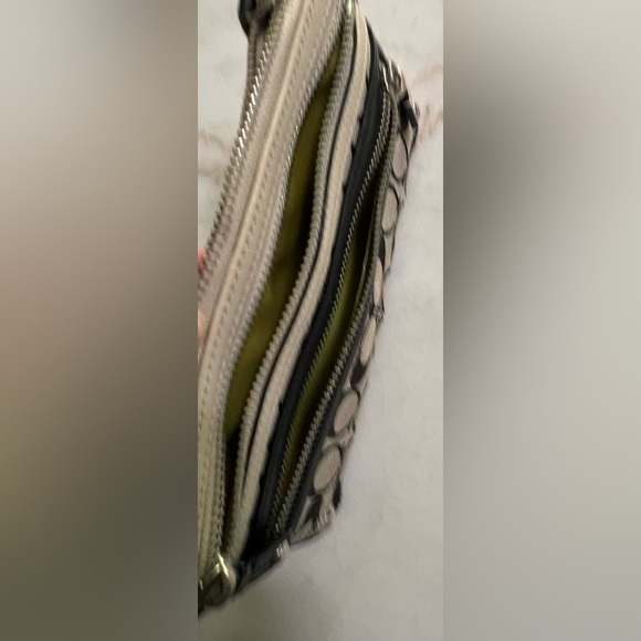 COACH SIGNATURE C LOGO CANVAS BLACK/CREAM SKINNY 2 ZIP POCKET WRISTLET PURSE 👀 - Picture 6 of 7